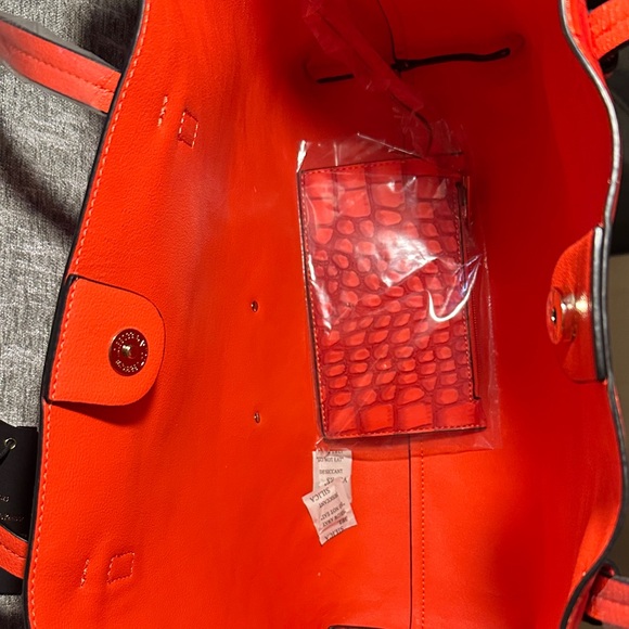 De Vesi Red Croc-Embossed Vegan Leather Large Tote Bag and wallet - Picture 6 of 16